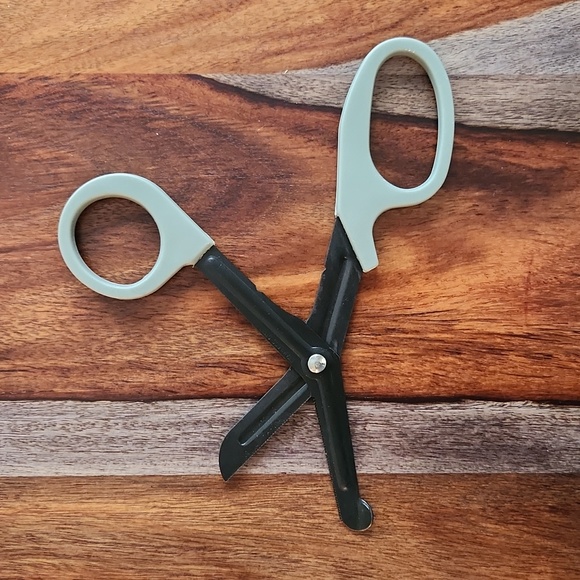 New in packaging 3 Pair Of Utility Scissors 7 1/2 inches stainless steel, Sharp - Picture 5 of 5